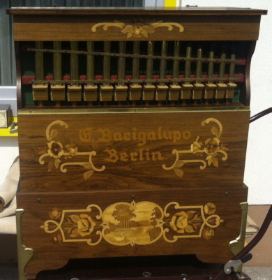 Frühe Baus-Orgel mit Bacigalupo-Originalfurnier